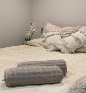 Bondi Junction - Private Urban Escape with En-suite, Rooftop & BBQ - your cosy room plus parking in the Central of Bondi, Sydney